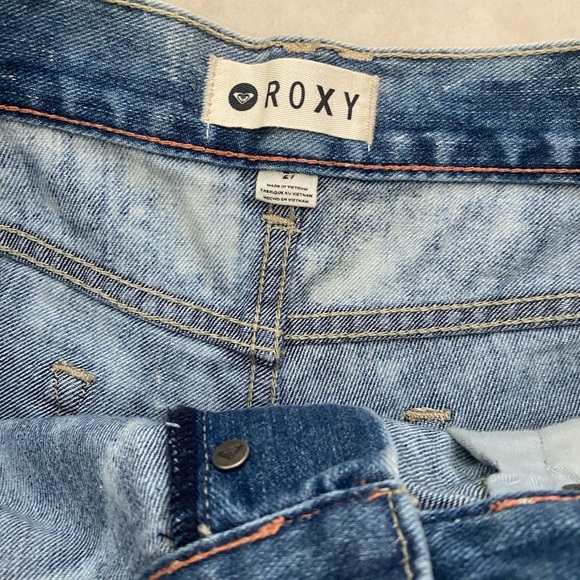 Roxy Distressed Cuffed Whitewash Shorts NWOT 🌿Size 27 - Picture 3 of 7